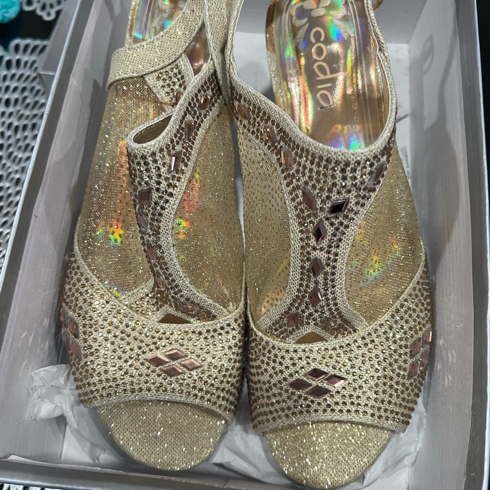 Gold Heeled Shoes with Intricate Embellishments Brand Codia - Picture 3 of 6
